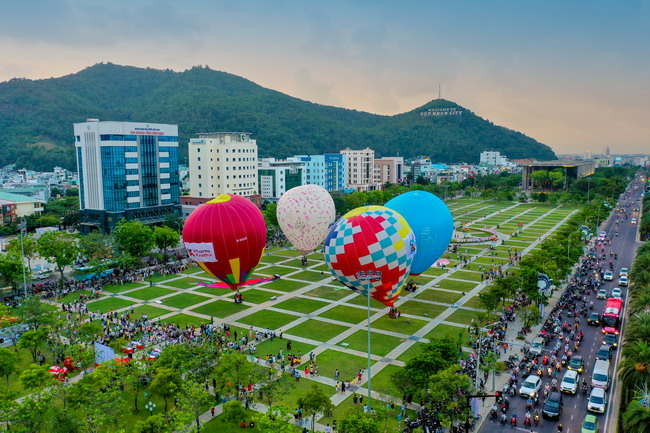 Lễ hội khinh khí cầu tại TP. Quy Nhơn mang đến nhiều trải nghiệm thú vị cho người dân và du khách. Ảnh: Nguyễn Dũng